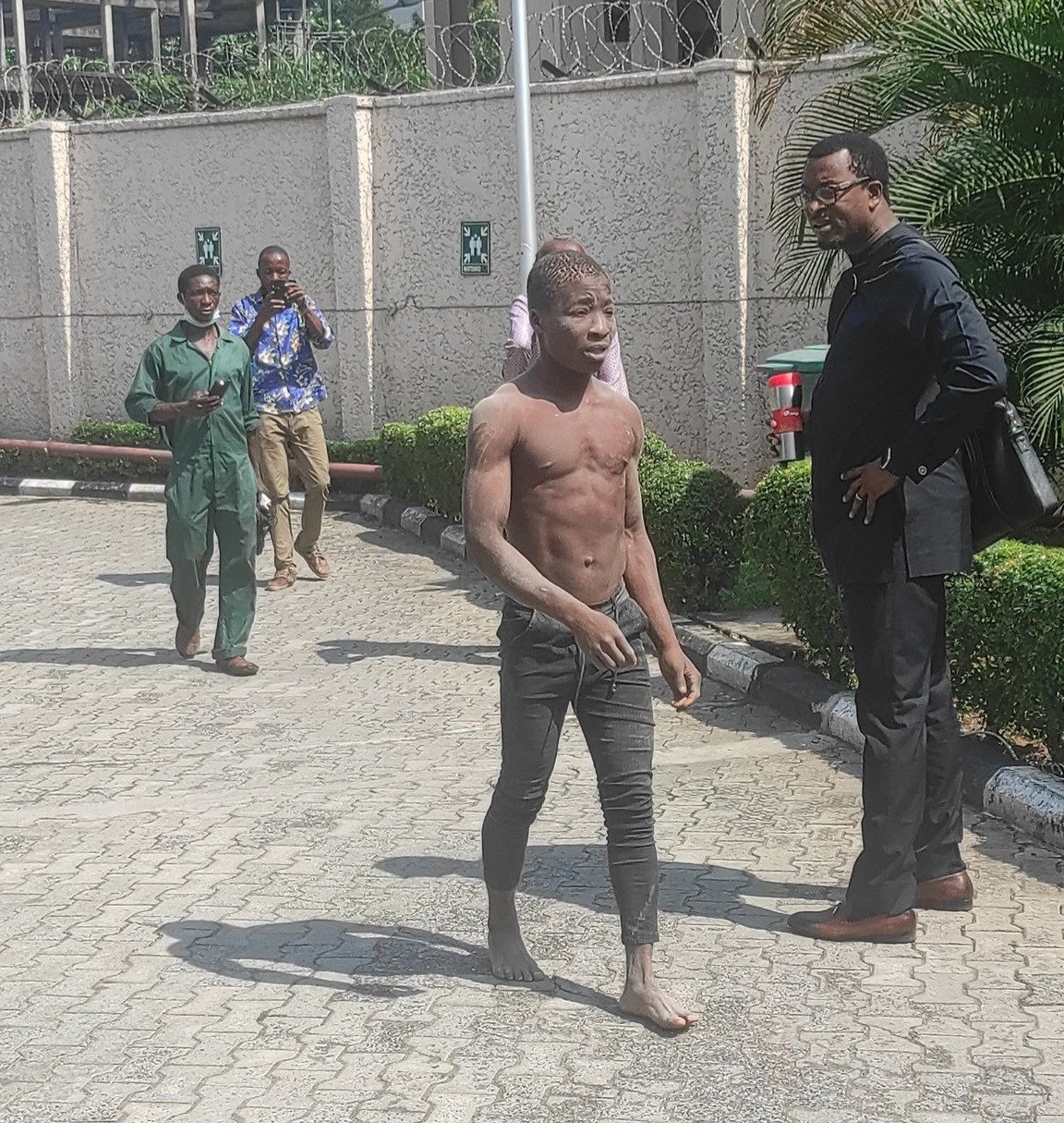 Lucky Boy Survives after jumping from the Collapsing Gerrard building at Ikoyi into another building